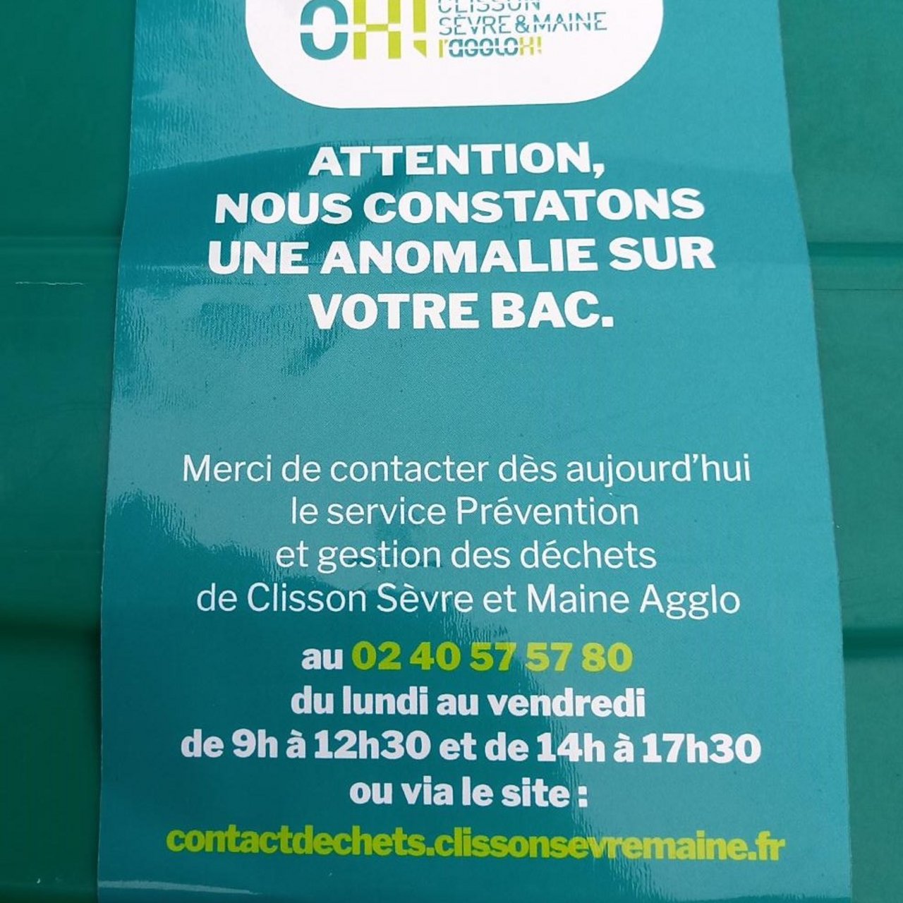 Etiquette indiquant que le bac a un problème et qu'il faut contacter le service Prévention et gestion des déchets au 02 40 57 57 80